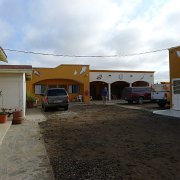 Typical Baja motel. Doors once open would never closed again, and doors once closed could never be opened again. The idea of building codes has not reached Baja. Typický motel v Baja. Dveře jednou otevřené už nikdy nelze zavřít, dveře jednou zavřené už nelze otevřít. Stavební normy sem nedorazily. Guerroro Negro. : Baja2011